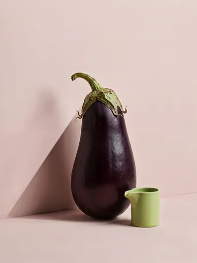 Wandbild Motiv: Minimalistisches Stillleben mit Aubergine und grünem Krug