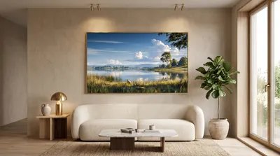 Raumansicht: Sommerlicher See mit Schafweide